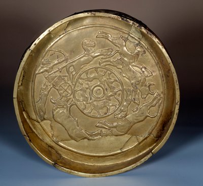 Arte orientale: patera da caccia in oro, intorno al 1200 a.C. realizzata in Siria da Syrian Syrian