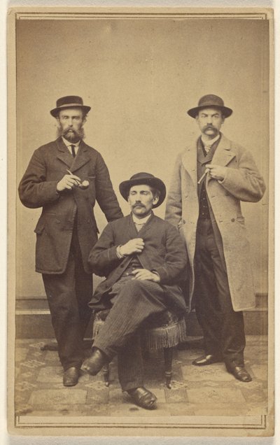 [Tre uomini non identificati che indossano un cappello, hanno in mano una pipa o un sigaro, tutti con baffi e/o barba]. da T.M. Schleier