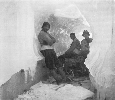Il primo gruppo occidentale in un tunnel di ghiaccio naturale, c1911, 1913 da T. Griffith Taylor
