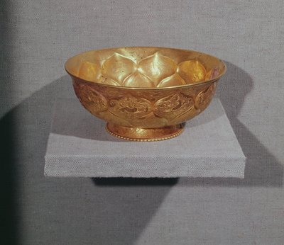 Ciotola decorata con petali di loto in rilievo da Tang Dynasty Chinese School