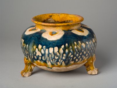 Ciotola su tre gambe, provincia di Henan da Tang Dynasty Chinese School