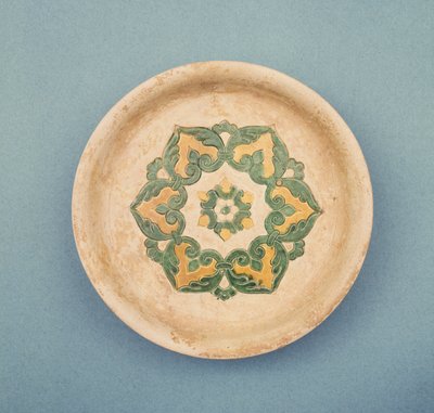 Piatto da offerta cinese, con linee incise per prevenire la dispersione del colore, Dinastia Tang, 618-906 da Tang Dynasty Chinese School