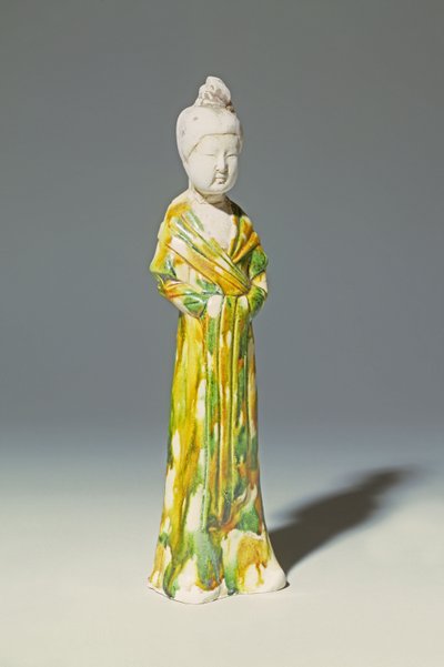Figura in ceramica sancai di una dama di corte in piedi, Dinastia Tang da Tang Dynasty Chinese School