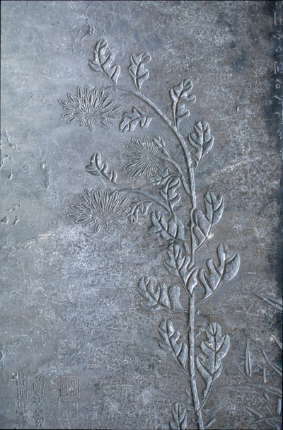 Stele incisa con un crisantemo, fiori e foglie, 618-907 da Tang Dynasty Chinese School
