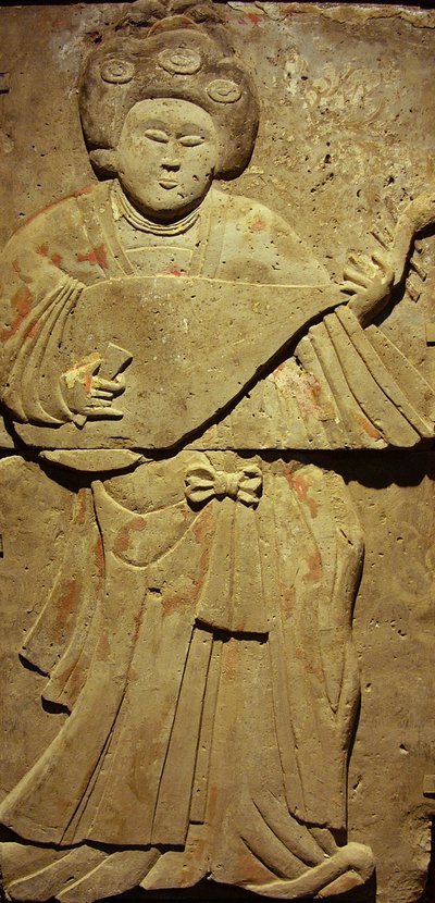Stele di terracotta con musicista, Dinastia Tang (618-907), scoperta nella Provincia di Shaanxi, Museo della Foresta delle Stele a Xian. Fotografia, Leonard de Selva, Cina, 2006. da Tang Dynasty Chinese School
