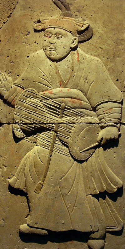 Stele di terracotta con musicista, Dinastia Tang (618-907), scoperta nella Provincia di Shaanxi, Museo della Foresta delle Stele a Xian. Fotografia, Leonard de Selva, Cina, 2006. da Tang Dynasty Chinese School