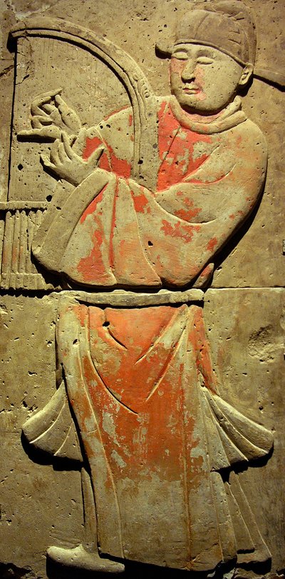 Stele di terracotta con musicista, Dinastia Tang (618-907), scoperta nella Provincia di Shaanxi, Museo della Foresta delle Stele a Xian. Fotografia, Leonard de Selva, Cina, 2006. da Tang Dynasty Chinese School