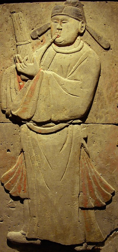 Stele in terracotta con musicista, Dinastia Tang (618-907), scoperta nella provincia di Shaanxi, Museo delle Stele a Xian. Fotografia, Leonard de Selva, Cina, 2006 da Tang Dynasty Chinese School