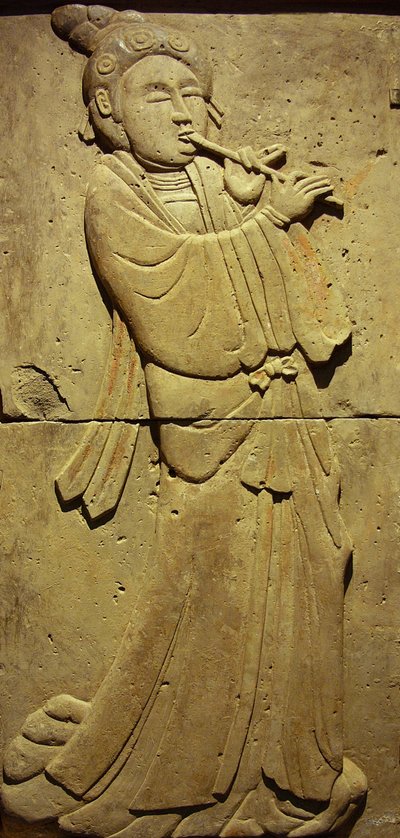 Stele in terracotta con musicista, Dinastia Tang (618-907), scoperta nella Provincia di Shaanxi, Museo della Foresta delle Stele a Xian. Fotografia, Leonard de Selva, Cina, 2006 da Tang Dynasty Chinese School