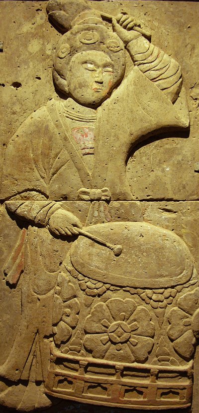 Stele in terracotta con musicista, Dinastia Tang (618-907), scoperta nella Provincia di Shaanxi, Museo della Foresta di Stele a Xian da Tang Dynasty Chinese School