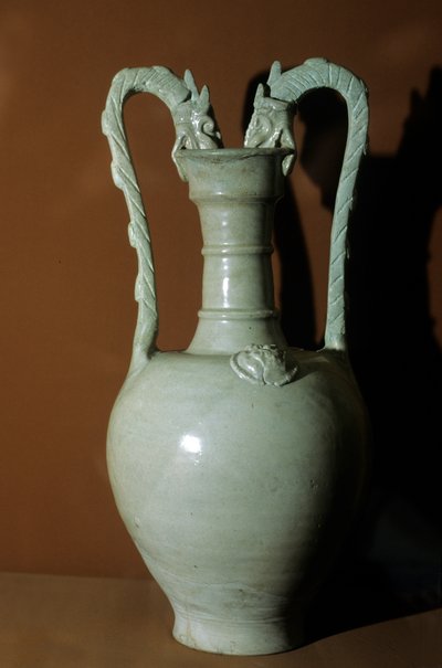 Vaso con smalto bianco, manici a doppio drago, decorato con fiori in rilievo sul ventre, 618-907 da Tang Dynasty Chinese School
