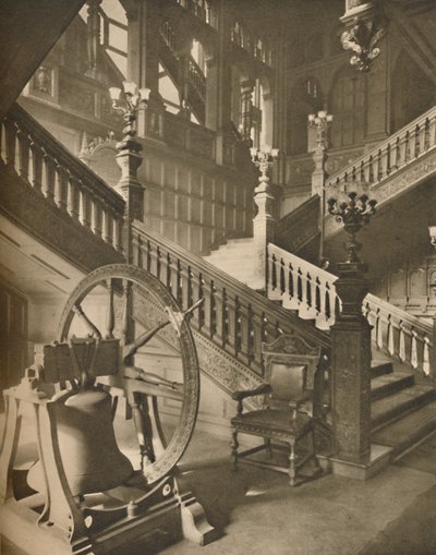Magnifica scala della Grocers Hall e la grande campana fiamminga chiamata Martin, c1935 da Taylor