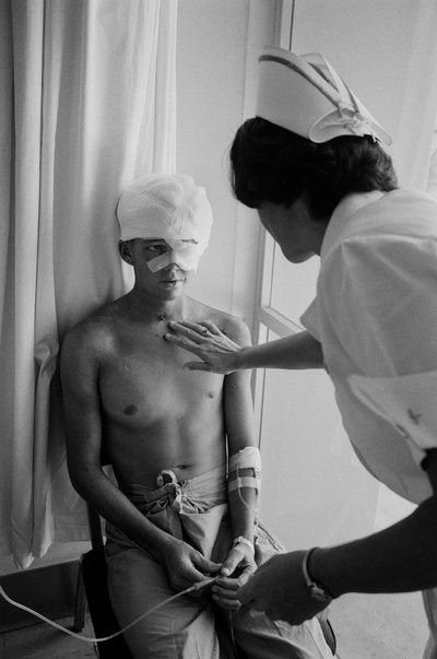 Soldati americani feriti nella guerra del Vietnam vengono trasportati in ospedale a Clark A... da Ted Spiegel
