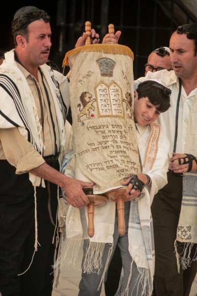 Ragazzo del Bar Mitzvah porta la Toraj al Bar Mitzvah da Ted Spiegel