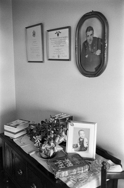 Bibbia, foto di famiglia e documenti nella casa del reverendo Lincoln Reed da Ted Spiegel