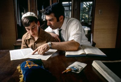 Ragazzo che studia per il Bar Mitzvah da Ted Spiegel