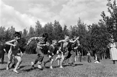 Ragazzi in una corsa a piedi durante un picnic vicino al fiume Matanuska a Palmer, Alaska da Ted Spiegel
