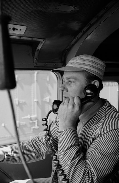 Charles Brockman, ingegnere della Great Northern Railroad, parla al telefono radio dalla cabina di guida da Ted Spiegel