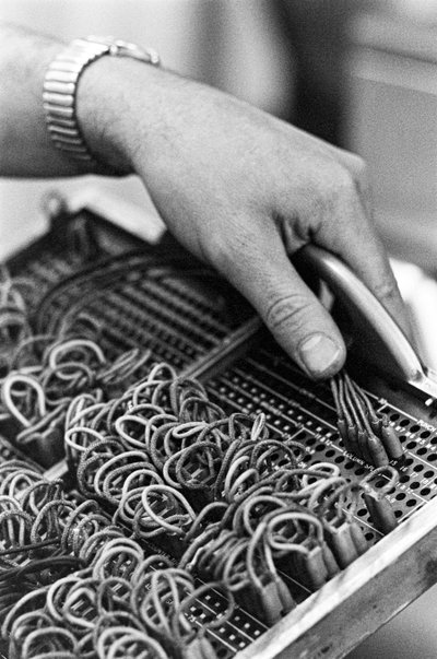 Operatore di computer Don Murray lavora con un primo computer digitale IBM che utilizza schede perforate da Ted Spiegel