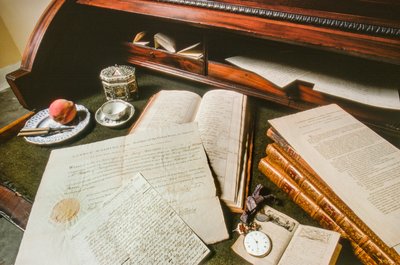 Documenti, un orologio e altri effetti personali di George Washington sono esposti su una scrivania da Ted Spiegel