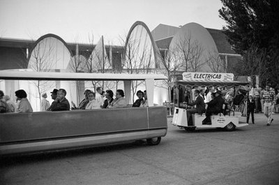 Carrelli elettrici trasportano visitatori alla Fiera Mondiale di Seattle da Ted Spiegel