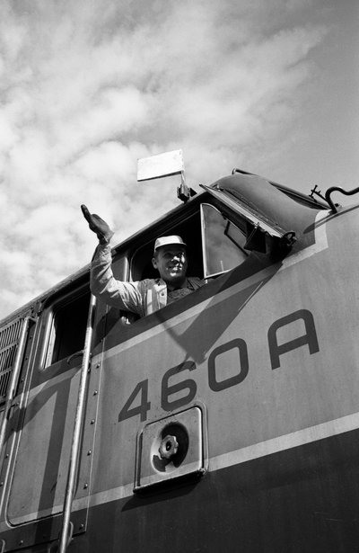 Ingegnere della Great Northern Railroad saluta dalla cabina della locomotiva EMD E7 da Ted Spiegel