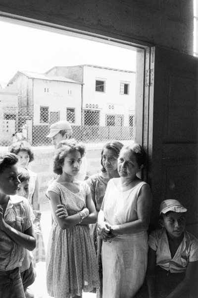 Donne ecuadoriane in attesa ansiosa di incontri con il personale medico della nave ospedale SS Hope da Ted Spiegel