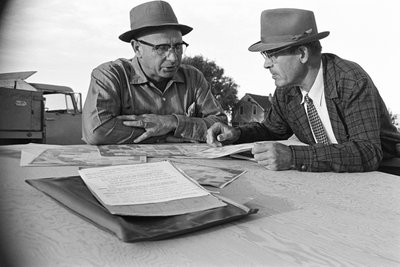 Agricoltore Ed Ker al ranch A.M. Ker è un colono agricolo che coltiva erba medica da Ted Spiegel