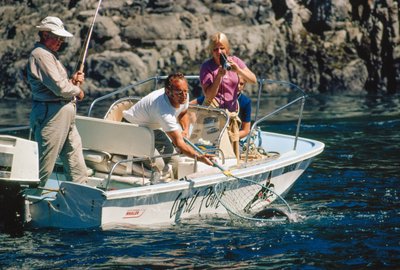 Un pescatore filma la sua cattura mentre recupera un salmone a Bute Inlet da Ted Spiegel