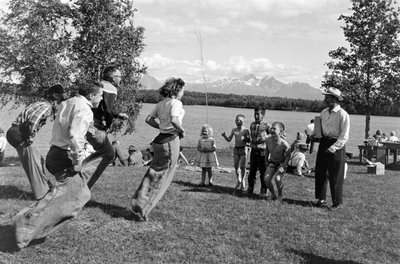 Giochi durante un picnic vicino al fiume Matanuska a Palmer, Alaska da Ted Spiegel