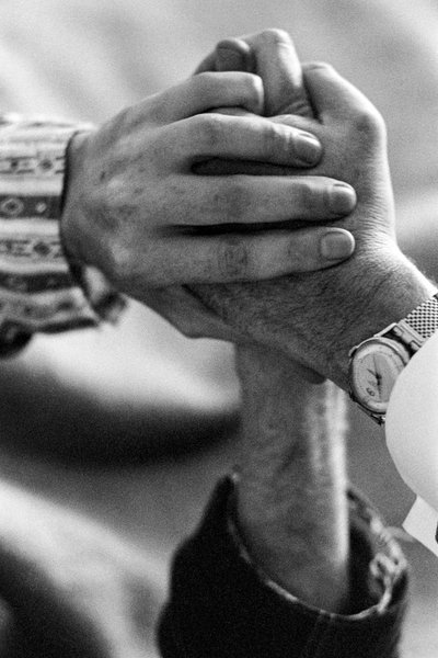 Mani di un paziente e di un medico durante il trattamento con LSD da Ted Spiegel