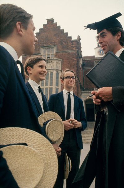 Studenti di Harrow consultano un insegnante davanti alla loro scuola da Ted Spiegel
