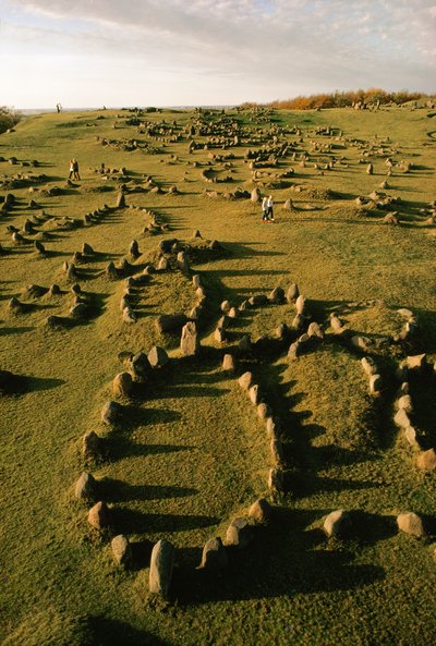 Marcatori di pietra a forma di scafo posti dai Vichinghi punteggiano un antico cimitero in Danimarca da Ted Spiegel