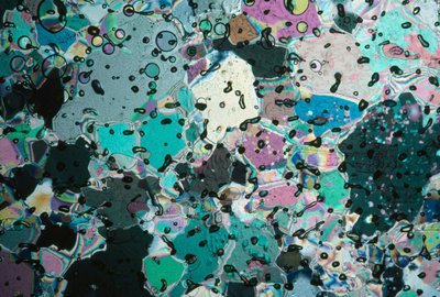 Cristalli di ghiaccio in un nucleo riflettono colori a diversi angoli da Ted Spiegel