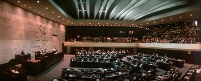 La Knesset israeliana in sessione viene indirizzata dal Presidente di Israele David Ben-Gurion. Gerusalemme da Ted Spiegel