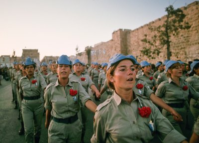 Soldati israeliani marciano oltre le mura della Città Vecchia di Gerusalemme in una rievocazione di antichi passaggi da Ted Spiegel