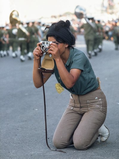 Donna israeliana fotografa la parata militare di Pasqua a Gerusalemme da Ted Spiegel
