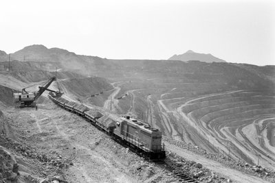 Caricamento del minerale di rame alla miniera di Morenci per la fonderia Phelps Dodge a Douglas, Arizona da Ted Spiegel