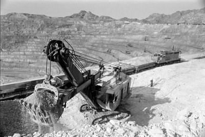 Caricamento del minerale di rame alla miniera di Morenci per la fonderia Phelps Dodge a Douglas, Arizona da Ted Spiegel