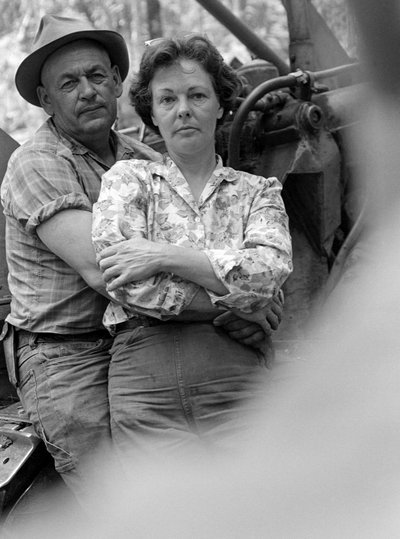 Uomo e donna, marito e moglie, si abbracciano e si rilassano alla fine della giornata lavorativa da Ted Spiegel