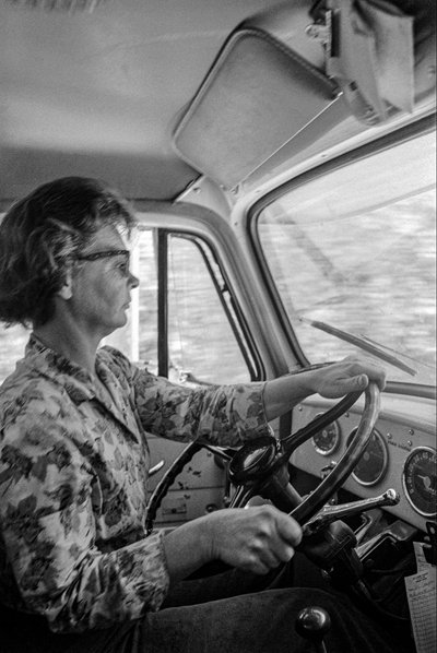 Mildred Cooper, una nonna di 43 anni, è una camionista con camion di legname da Ted Spiegel