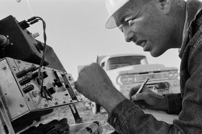 Mineralogista studia i dati alla miniera di Morenci per la fonderia Phelps Dodge a Douglas, Arizona da Ted Spiegel