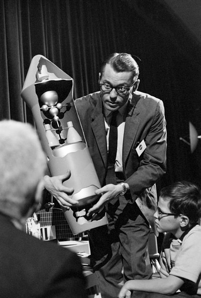 Ingegnere della NASA spiega e mostra il meccanismo interno di un razzo alla Fiera Mondiale di Seattle da Ted Spiegel