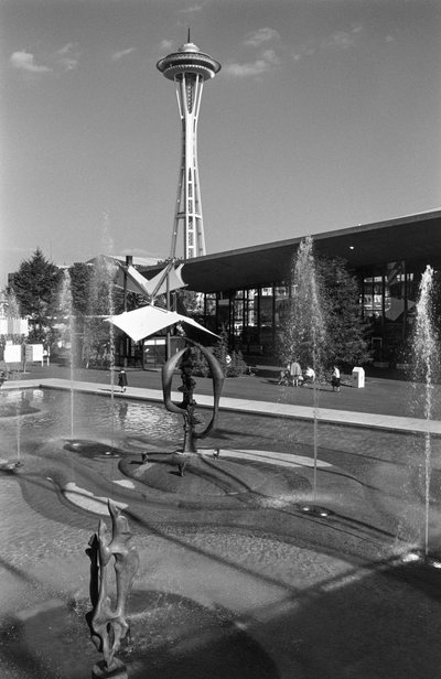 Piscina, fontana, scultura e Space Needle alla Fiera Mondiale di Seattle da Ted Spiegel