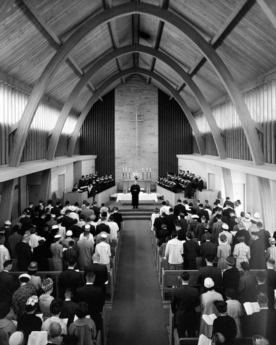 Reverendo si rivolge alla congregazione durante il servizio domenicale alla Prima Chiesa Congregazionale da Ted Spiegel