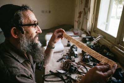 Scriba aka sofer controlla il contenuto di un Tefillin da Ted Spiegel