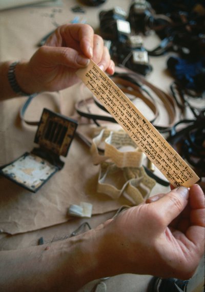 Scriba aka sofer controlla il contenuto di un Tefillin da Ted Spiegel