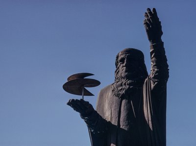 Statua di Leonardo da Vinci che tiene una vite aerea all