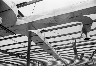 Struttura in acciaio e condotti di ventilazione nel cantiere delle operazioni di Hanford da Ted Spiegel
