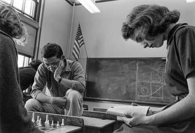 Studenti che giocano a scacchi e leggono alla James A. Garfield High School, una scuola pubblica urbana da Ted Spiegel